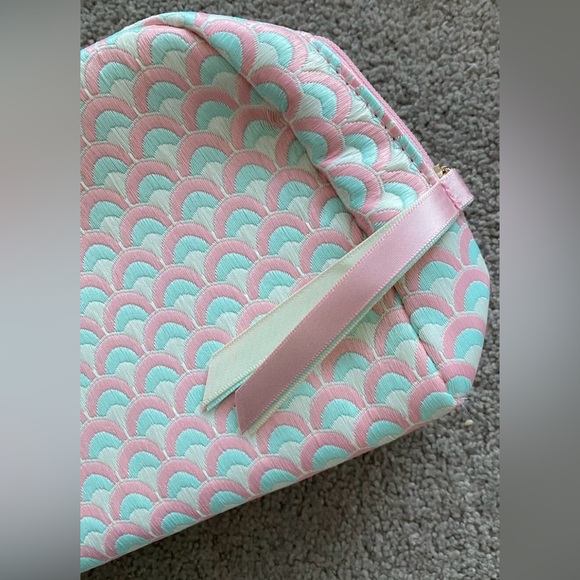 BVLGARI Pastel Pink & Blue Cosmetic Bag w/Shampoo - Picture 11 of 15